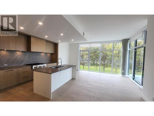 3389 Lakeshore Road Unit# N316, Kelowna, BC - Indoor Photo Showing Kitchen