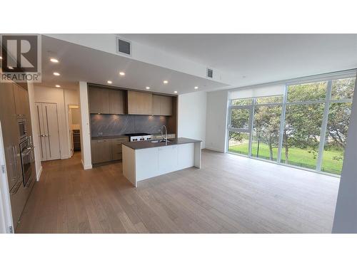 3389 Lakeshore Road Unit# N316, Kelowna, BC - Indoor Photo Showing Kitchen