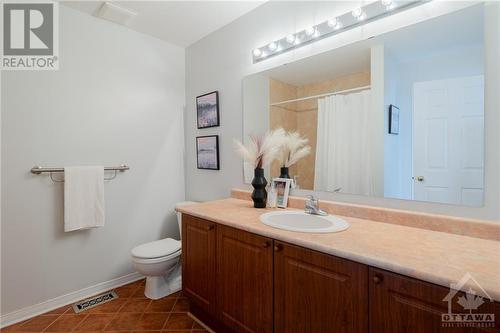 full bath on the upper level - 132 Castle Glen Crescent, Kanata, ON - Indoor Photo Showing Bathroom
