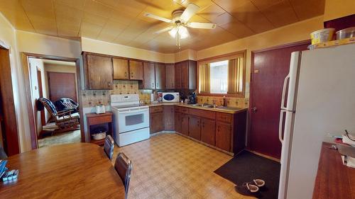 949 Milligan Avenue, Trail, BC - Indoor Photo Showing Kitchen With Double Sink