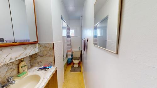 949 Milligan Avenue, Trail, BC - Indoor Photo Showing Bathroom
