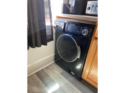 949 Milligan Avenue, Trail, BC - Indoor Photo Showing Laundry Room