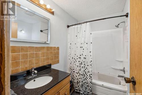 411 15Th Street W, Prince Albert, SK - Indoor Photo Showing Bathroom