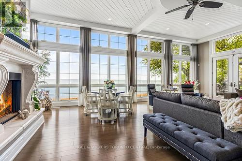 175 Pineway Parkway, Kingsville, ON - Indoor Photo Showing Living Room With Fireplace