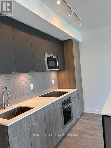 1401 - 220 Missinnihe Way, Mississauga, ON - Indoor Photo Showing Kitchen With Upgraded Kitchen