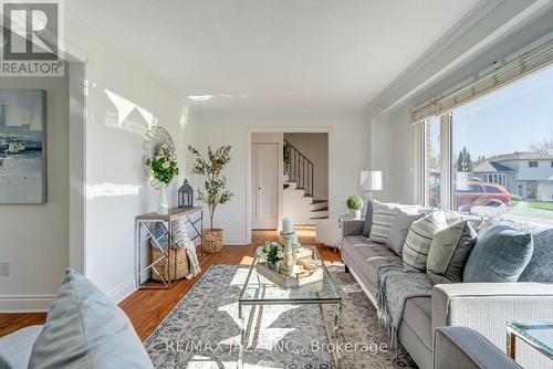 926 Ivy Court, Oshawa, ON - Indoor Photo Showing Living Room