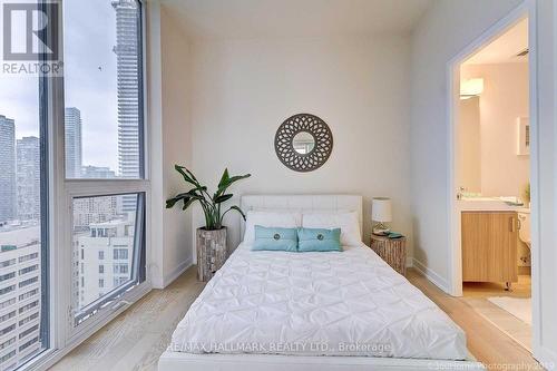 1704 - 17 Dundonald Street, Toronto, ON - Indoor Photo Showing Bedroom