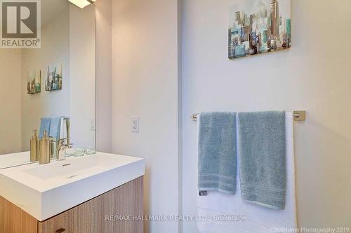 1704 - 17 Dundonald Street, Toronto, ON - Indoor Photo Showing Bathroom