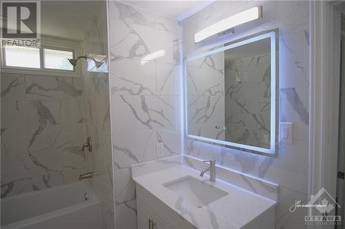 washroom - 39 Broadview Street, Collingwood, ON - Indoor Photo Showing Bathroom