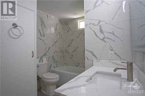 washroom - 39 Broadview Street, Collingwood, ON - Indoor Photo Showing Bathroom