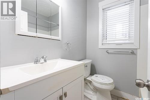 718 7Th Street E, Saskatoon, SK - Indoor Photo Showing Bathroom