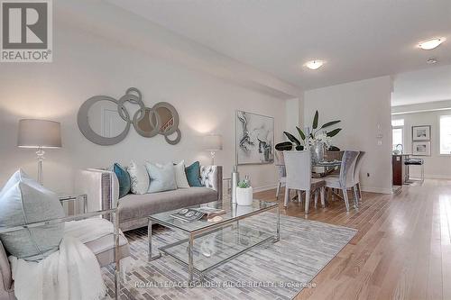 275 Bloomington Road W, Richmond Hill, ON - Indoor Photo Showing Living Room