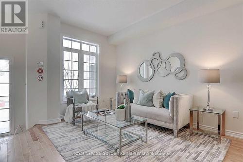 275 Bloomington Road W, Richmond Hill, ON - Indoor Photo Showing Living Room