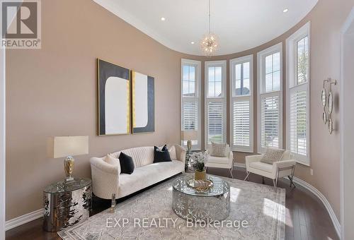 16 Chilliwack Grove, Brampton, ON - Indoor Photo Showing Living Room