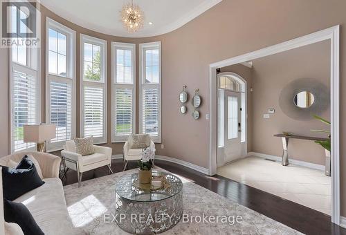 16 Chilliwack Grove, Brampton, ON - Indoor Photo Showing Living Room