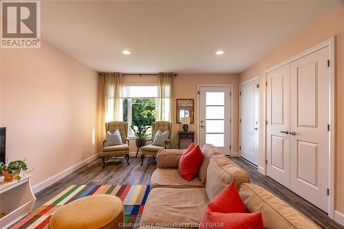 121 Howard Road, Chatham, ON - Indoor Photo Showing Living Room