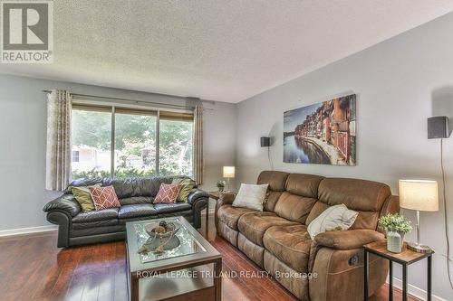 43 Monsarrat Crescent, London, ON - Indoor Photo Showing Living Room