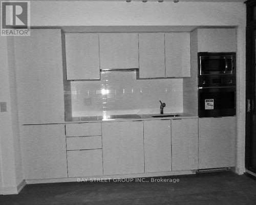 4113 - 11 Wellesley Street W, Toronto, ON - Indoor Photo Showing Kitchen