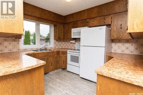 301 8Th Street E, Wynyard, SK - Indoor Photo Showing Kitchen With Double Sink