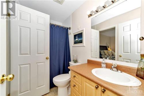315 Southcrest Private, Ottawa, ON - Indoor Photo Showing Bathroom