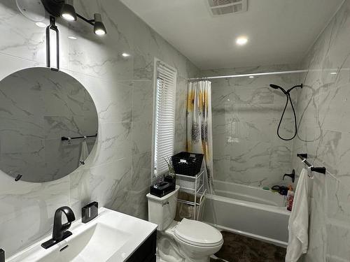 Bathroom - 875 Rue Bellevue, Longueuil (Greenfield Park), QC - Indoor Photo Showing Bathroom