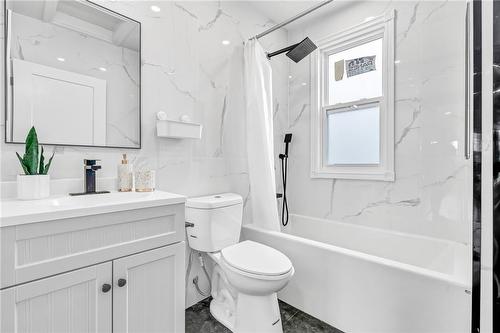 376 Catharine Street N, Hamilton, ON - Indoor Photo Showing Bathroom