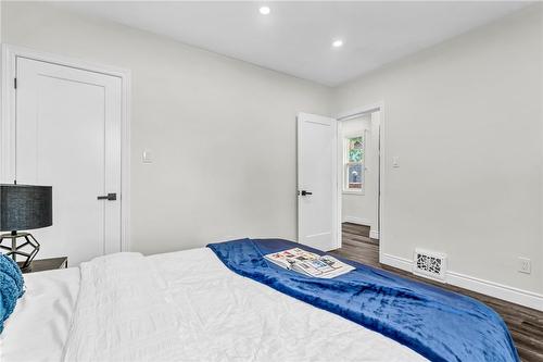 376 Catharine Street N, Hamilton, ON - Indoor Photo Showing Bedroom