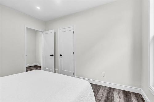 376 Catharine Street N, Hamilton, ON - Indoor Photo Showing Bedroom