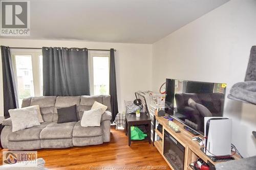 6738 Roseville Garden Drive, Windsor, ON - Indoor Photo Showing Living Room
