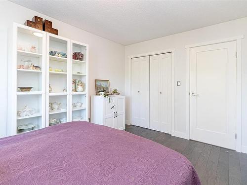 302-1241 Fairfield Rd, Victoria, BC - Indoor Photo Showing Bedroom