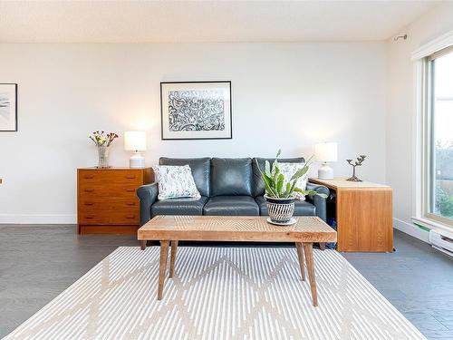 302-1241 Fairfield Rd, Victoria, BC - Indoor Photo Showing Living Room