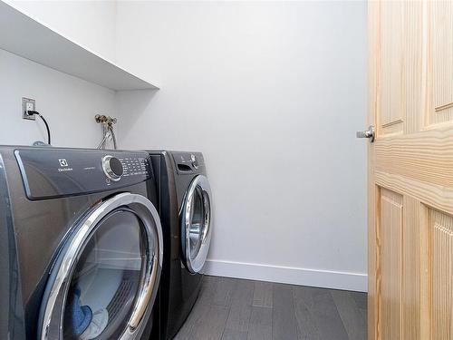 302-1241 Fairfield Rd, Victoria, BC - Indoor Photo Showing Laundry Room