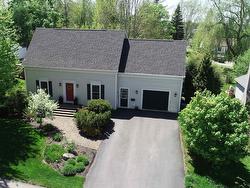 15 Stirling Avenue  Wolfville, NS B4P 2N3