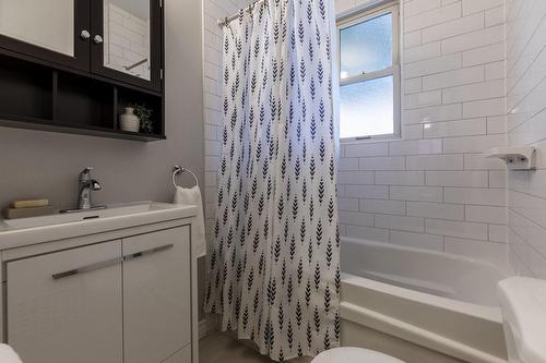 244 Gage Avenue S, Hamilton, ON - Indoor Photo Showing Bathroom