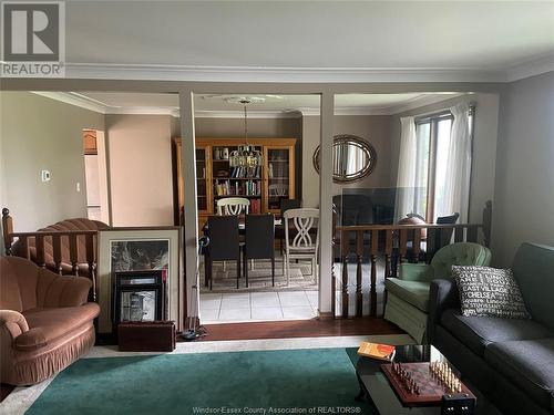 6898 Concession Rd 6 North, Amherstburg, ON - Indoor Photo Showing Living Room