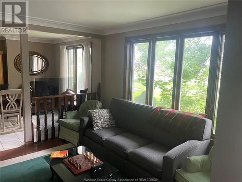 6898 Concession Rd 6 North, Amherstburg, ON - Indoor Photo Showing Living Room