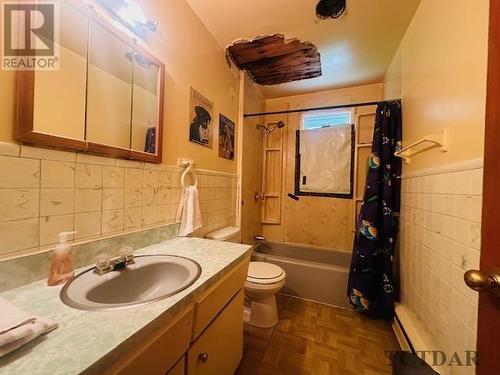 21 Albany St, Kapuskasing, ON - Indoor Photo Showing Bathroom