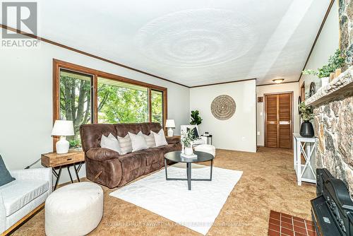 106 Riley Lane, Kawartha Lakes, ON - Indoor Photo Showing Living Room
