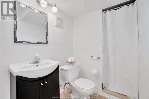 11421 Cormorant, Windsor, ON - Indoor Photo Showing Bathroom