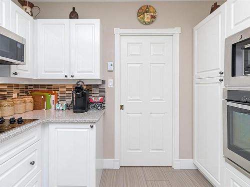 359-4488 Chatterton Way, Saanich, BC - Indoor Photo Showing Kitchen