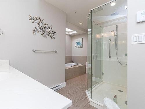 359-4488 Chatterton Way, Saanich, BC - Indoor Photo Showing Bathroom