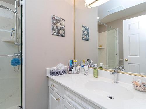 359-4488 Chatterton Way, Saanich, BC - Indoor Photo Showing Bathroom