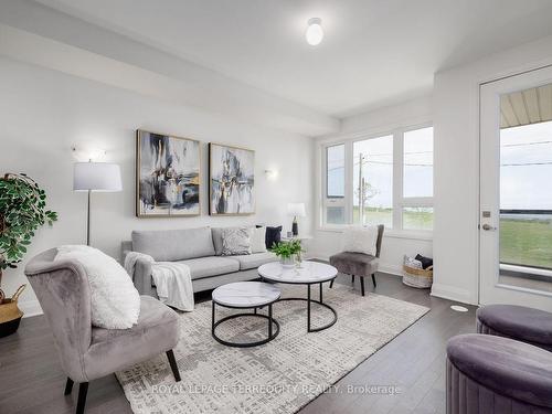 613 Port Darlington Rd, Clarington, ON - Indoor Photo Showing Living Room