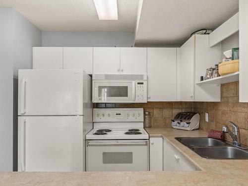 211-225 Kettle View Road, Big White, BC - Indoor Photo Showing Kitchen With Double Sink