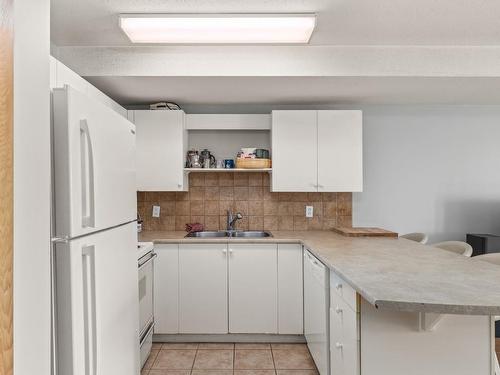 211-225 Kettle View Road, Big White, BC - Indoor Photo Showing Kitchen With Double Sink