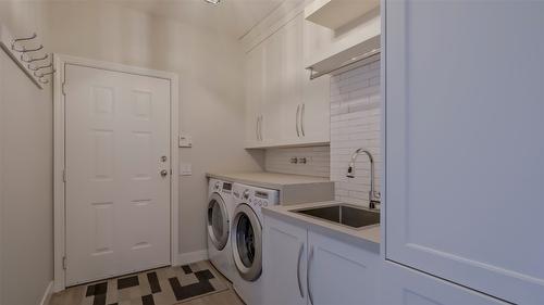 1265 Toovey Road, Kelowna, BC - Indoor Photo Showing Laundry Room