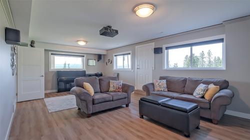 1265 Toovey Road, Kelowna, BC - Indoor Photo Showing Living Room