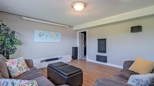 1265 Toovey Road, Kelowna, BC - Indoor Photo Showing Living Room