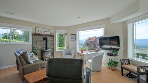 1265 Toovey Road, Kelowna, BC - Indoor Photo Showing Living Room With Fireplace