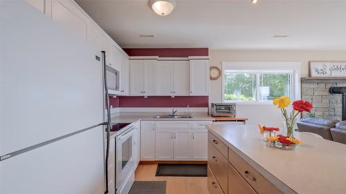 1265 Toovey Road, Kelowna, BC - Indoor Photo Showing Kitchen